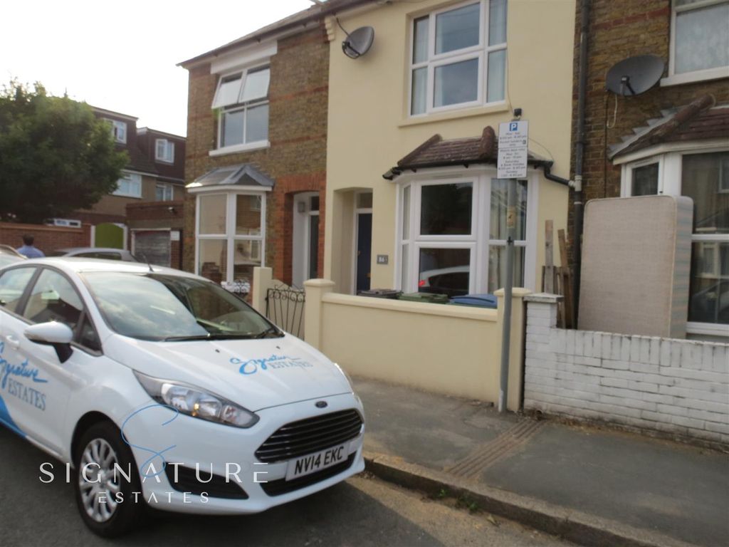 Studio to rent in Benskin Road, Watford WD18, £650 pcm Zoopla