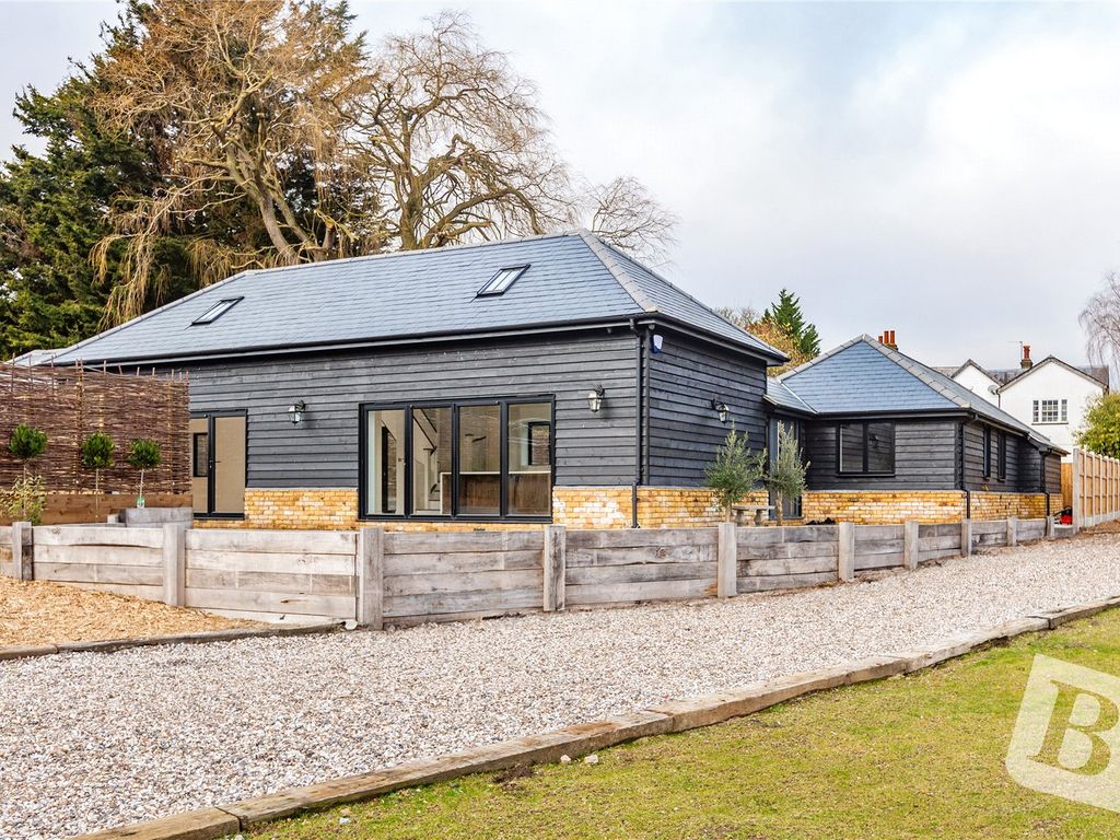 4 bed bungalow for sale in London Road, Stanford Rivers, Ongar, Essex