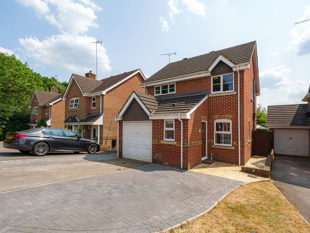 3 bed detached house for sale in Laurel Gardens, Aldershot, Hampshire