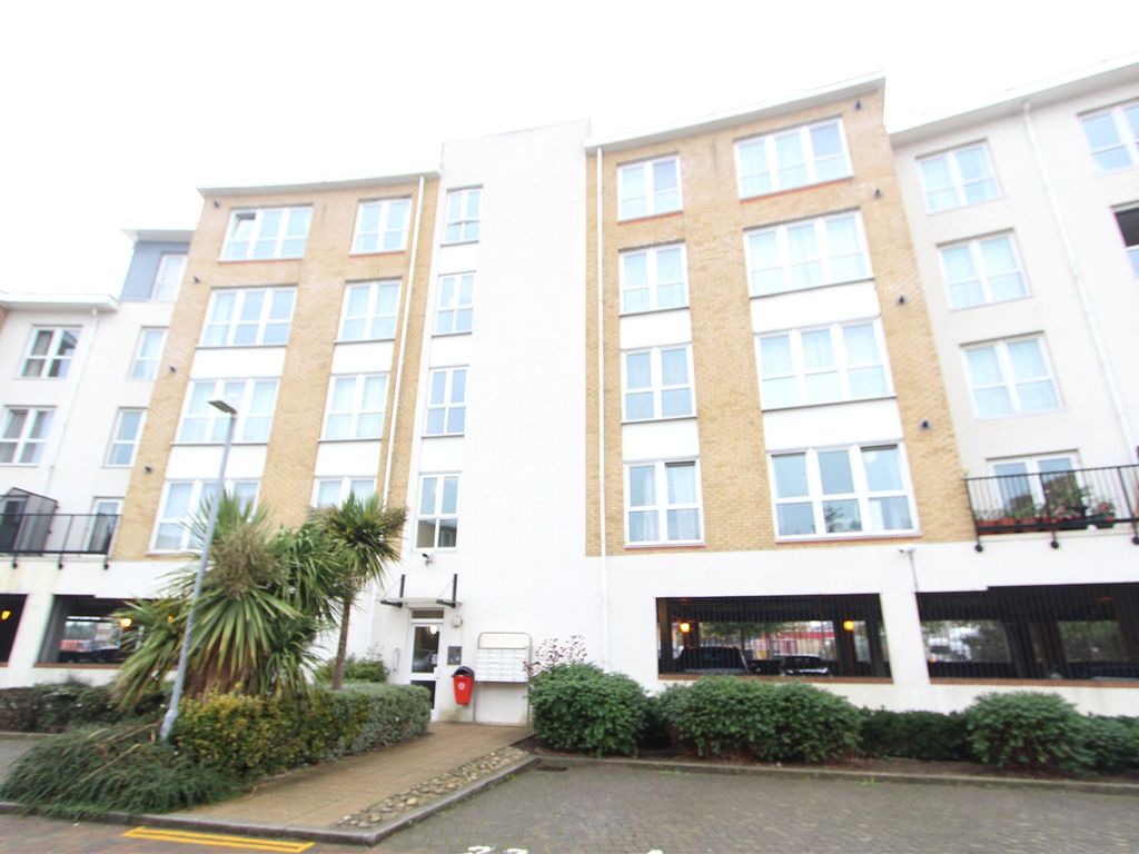 1 bed flat to rent in Fisgard Court, Admirals Way, Gravesend, Kent DA12