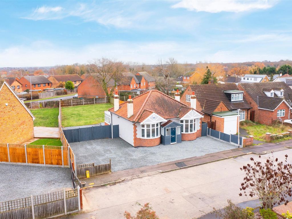 3 bed detached bungalow for sale in Albert Drive, Laindon SS15, £