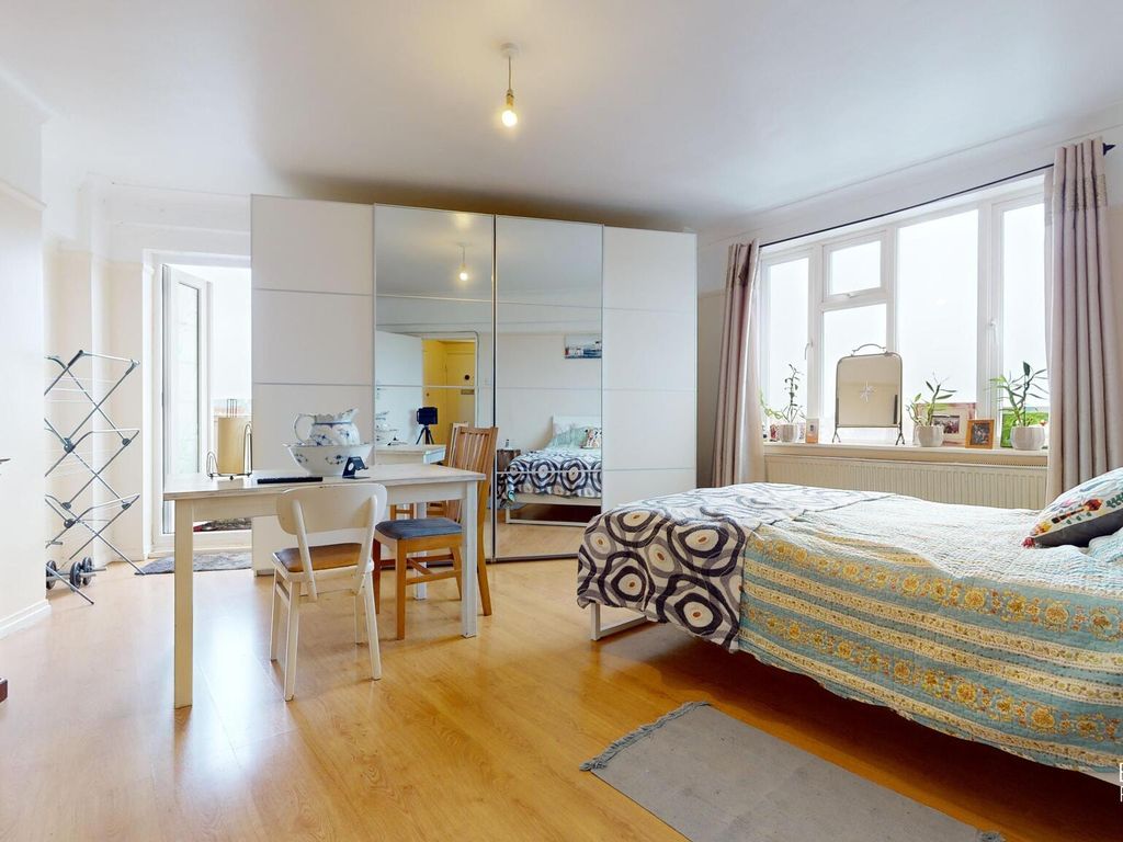 1 bed flat for sale in Streatham High Road, London SW16, £290,000 Zoopla