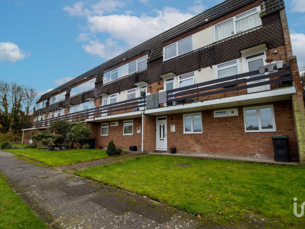 2 bed flat to rent in High View, Stortford CM23, £1,300 pcm