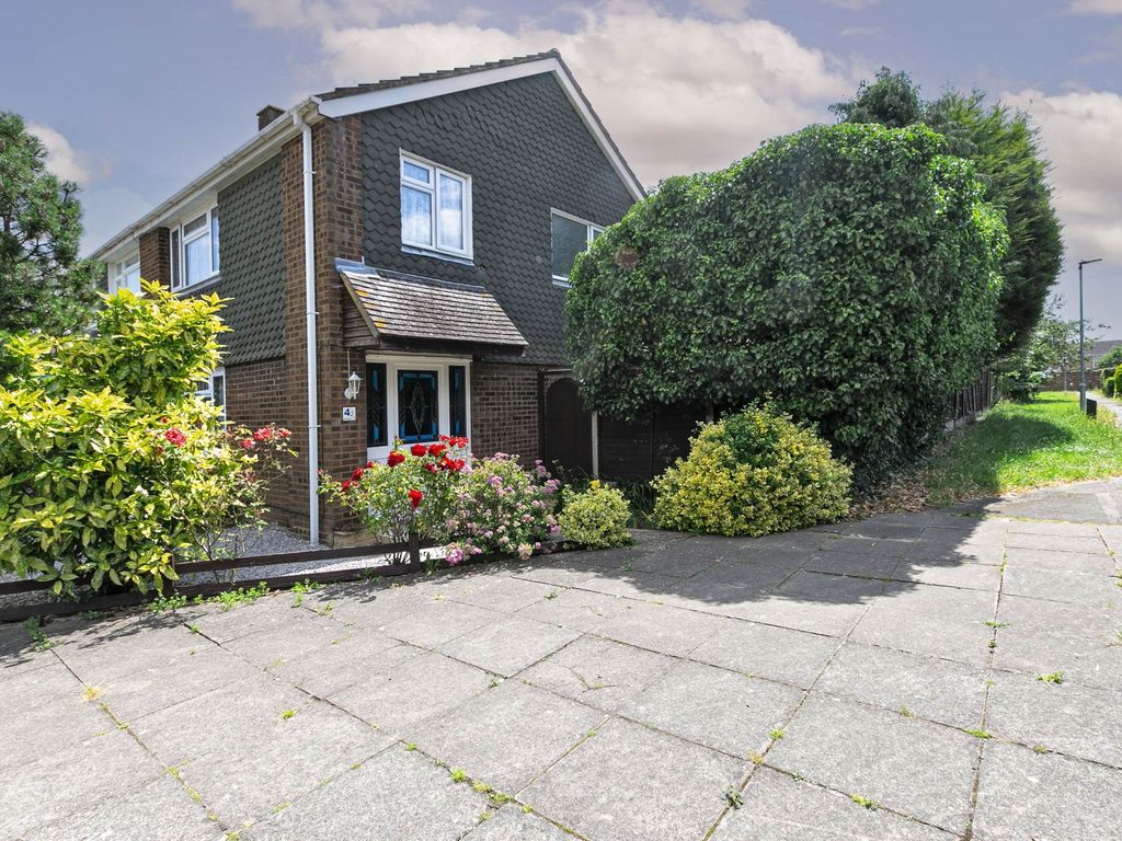 3 bed semidetached house for sale in Alwen Walk, Brickhill, Bedford