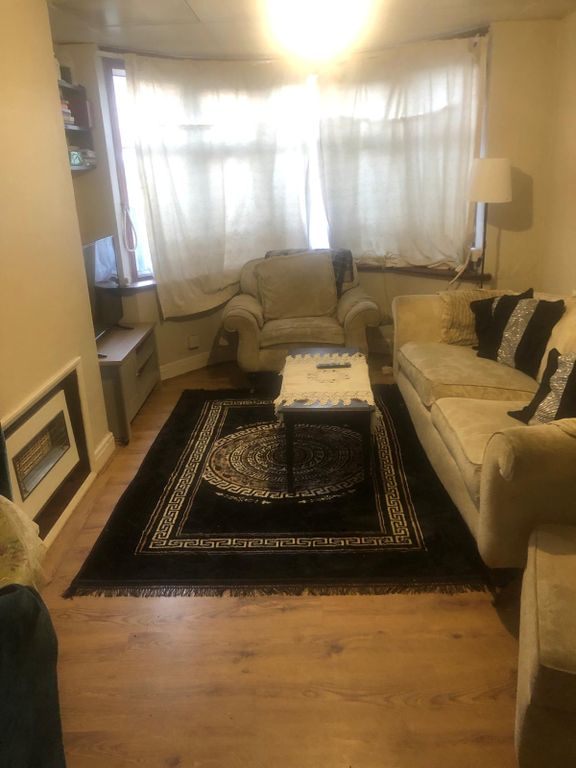 Room to rent in Browns Road, Walthamstow, London E17, £3,250 pcm Zoopla