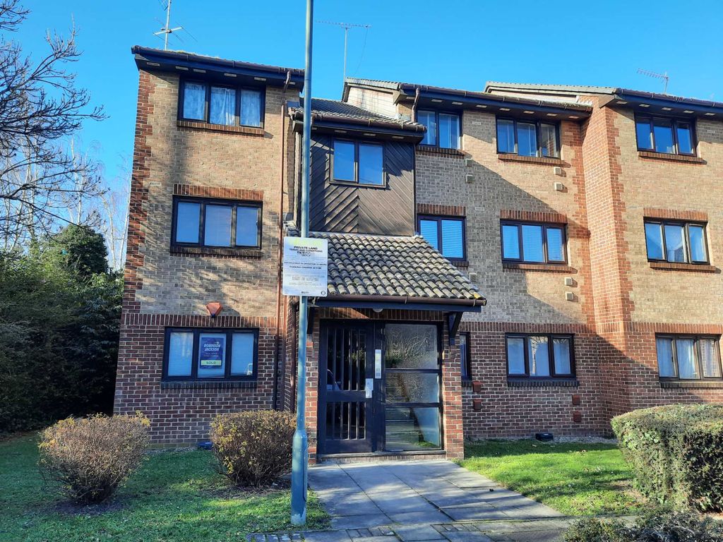 2 bed flat to rent in Cricketers Close, Erith DA8 Zoopla