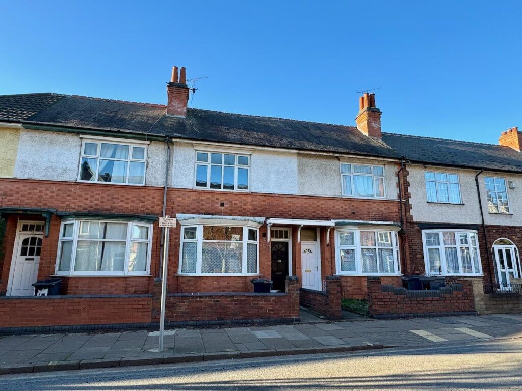 3 bed terraced house to rent in Fosse Road South, Leicester LE3, £1,250