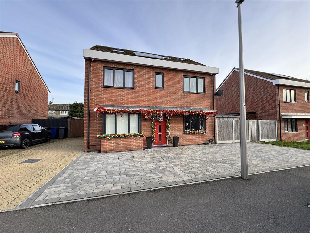 5 bed detached house for sale in Sandpiper Close, East Tilbury, Tilbury