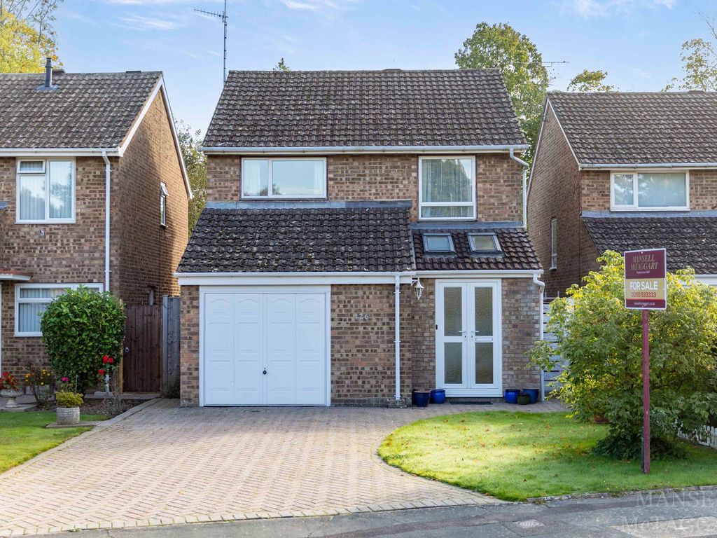 3 bed detached house for sale in Grattons Drive, Crawley RH10, £500,000