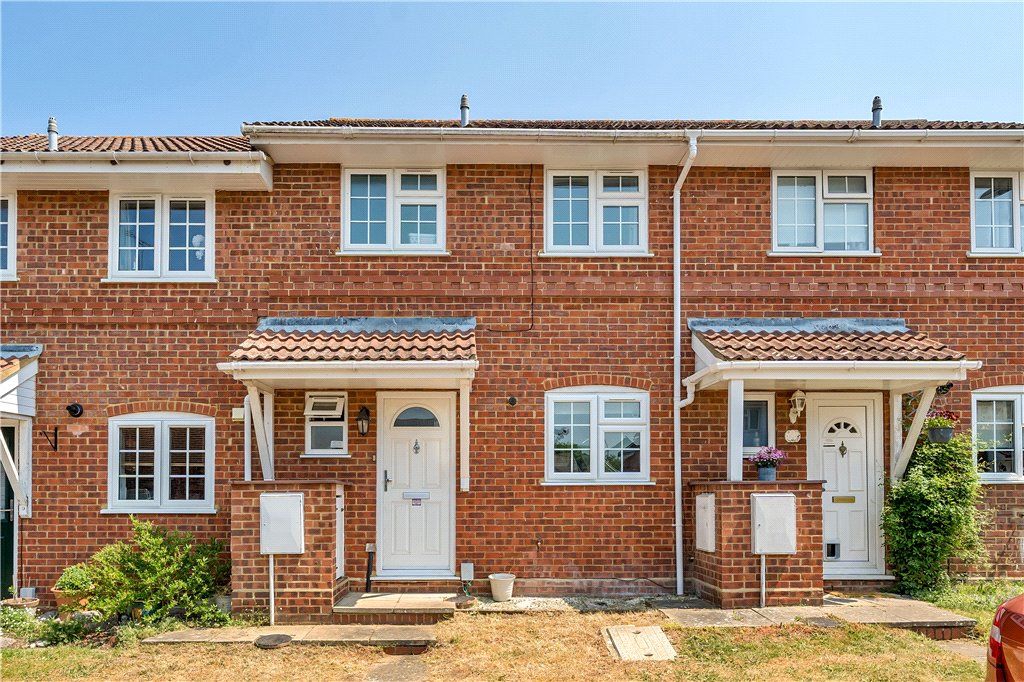 3 bed terraced house for sale in Ryves Avenue, Yateley, Hampshire GU46