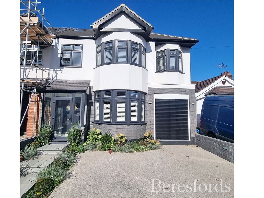 6 bed semidetached house for sale in Parkside Avenue, Romford RM1, £