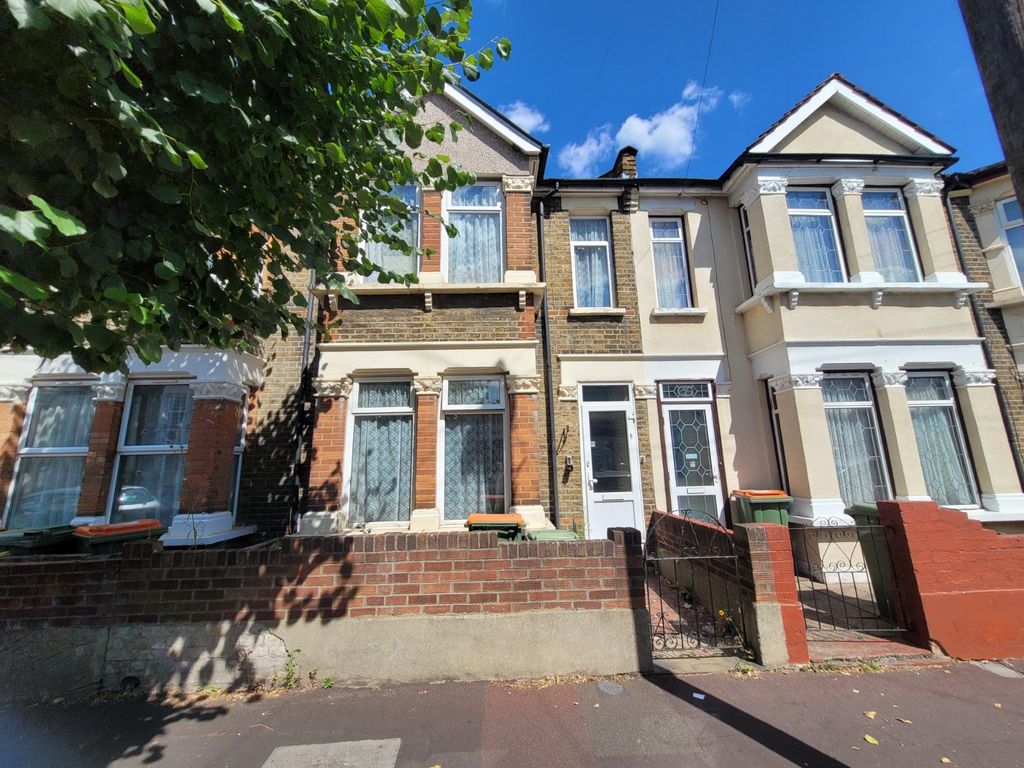 3 bed terraced house for sale in Oregon Avenue, London E12 Zoopla