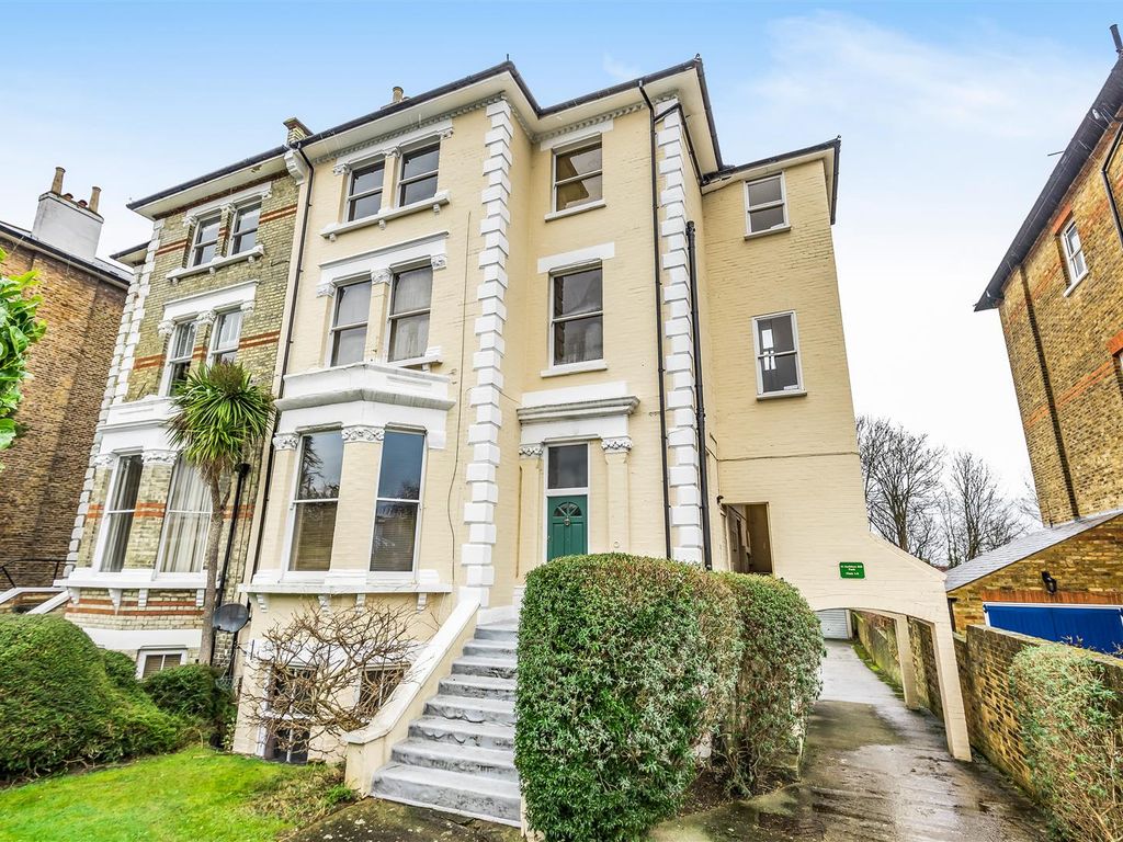 1 bed flat for sale in Surbiton Hill Park, Surbiton KT5, £269,950 Zoopla