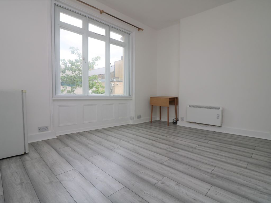 Studio to rent in Holloway Road, London N7, £1,150 pcm Zoopla