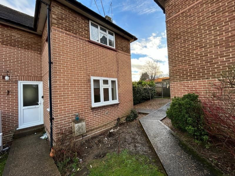 2 bed to rent in York Road, Northwood HA6, £1,650 pcm Zoopla
