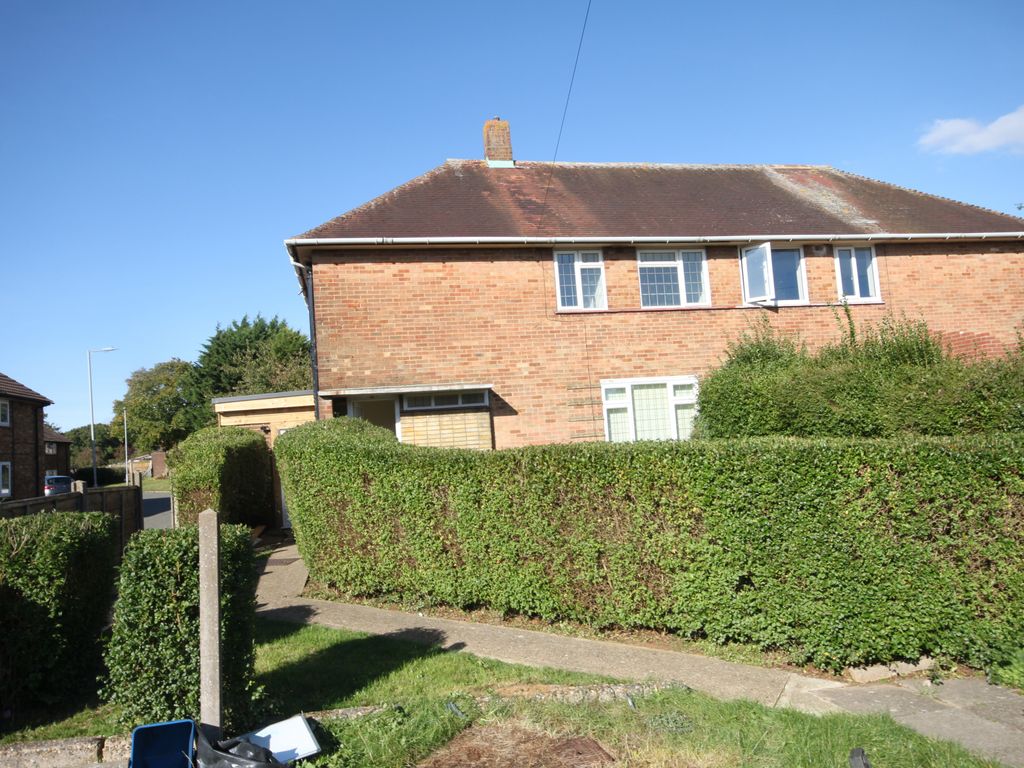 3 bed semidetached house to rent in Roebuck Close, Farley Hill, Luton