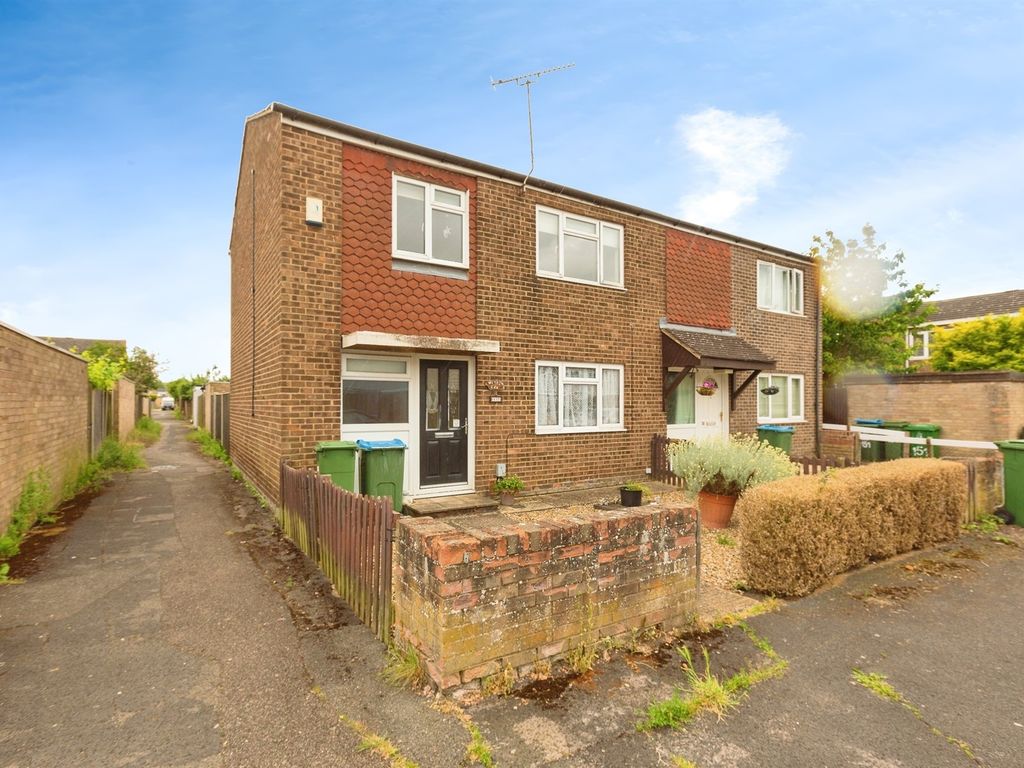 3 bed semidetached house for sale in St. Catherines Court, Aylesbury