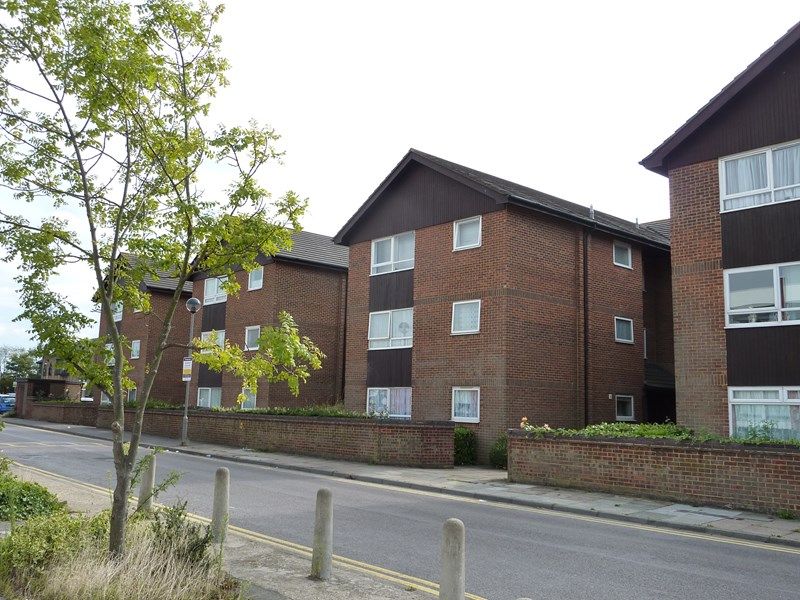 1 bed flat to rent in Berkeley Court, Nightingale Way, Swanley BR8, £995 pcm Zoopla