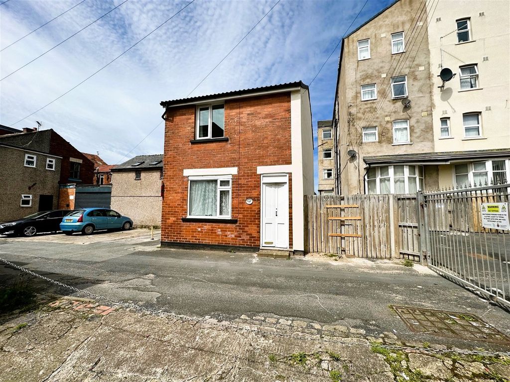 2 bed detached house to rent in Back Palatine Road, Blackpool FY1, £700