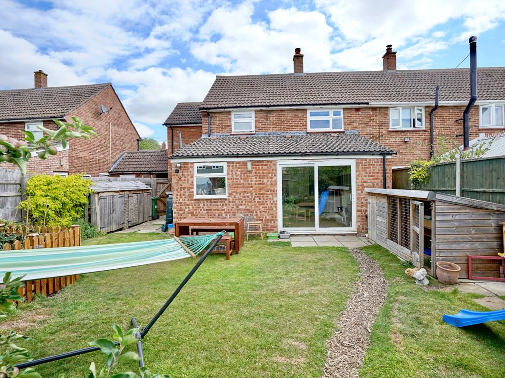 4 bed semidetached house for sale in Wantage Gardens, Little Paxton