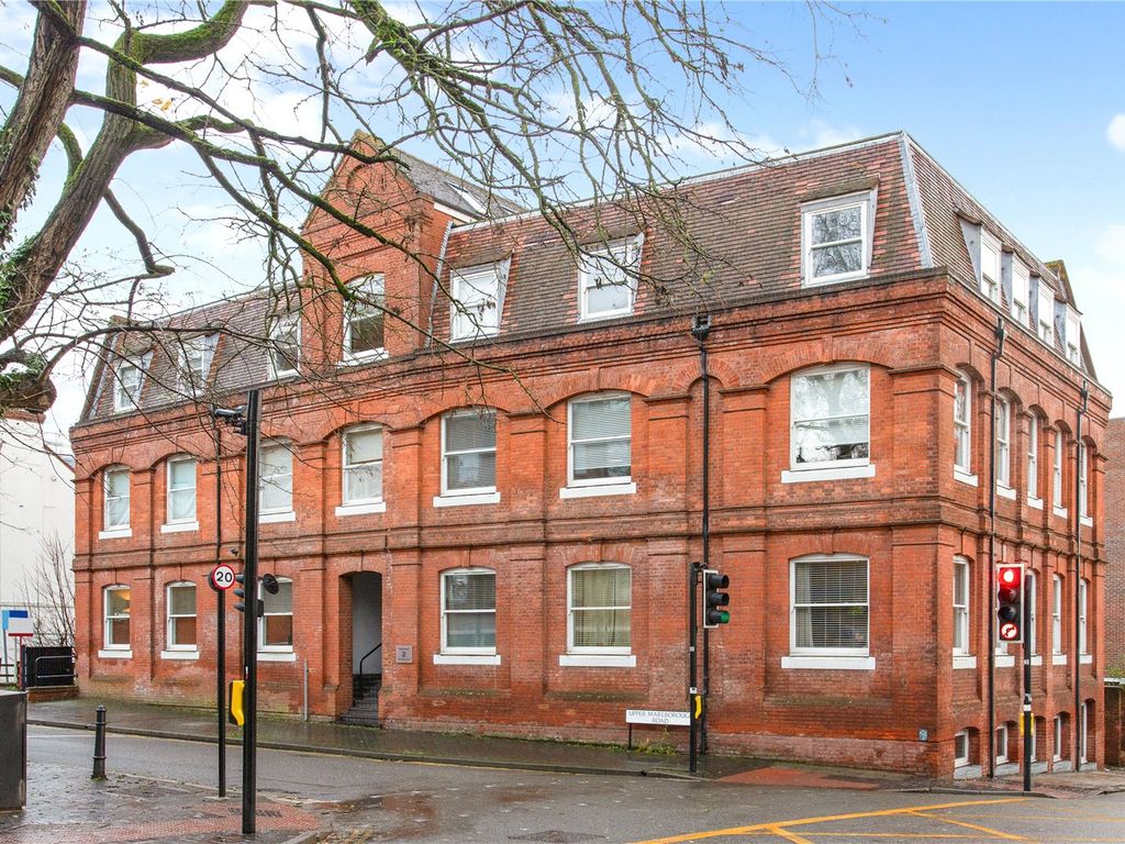 2 bed flat to rent in Upper Marlborough Road, St. Albans, Hertfordshire