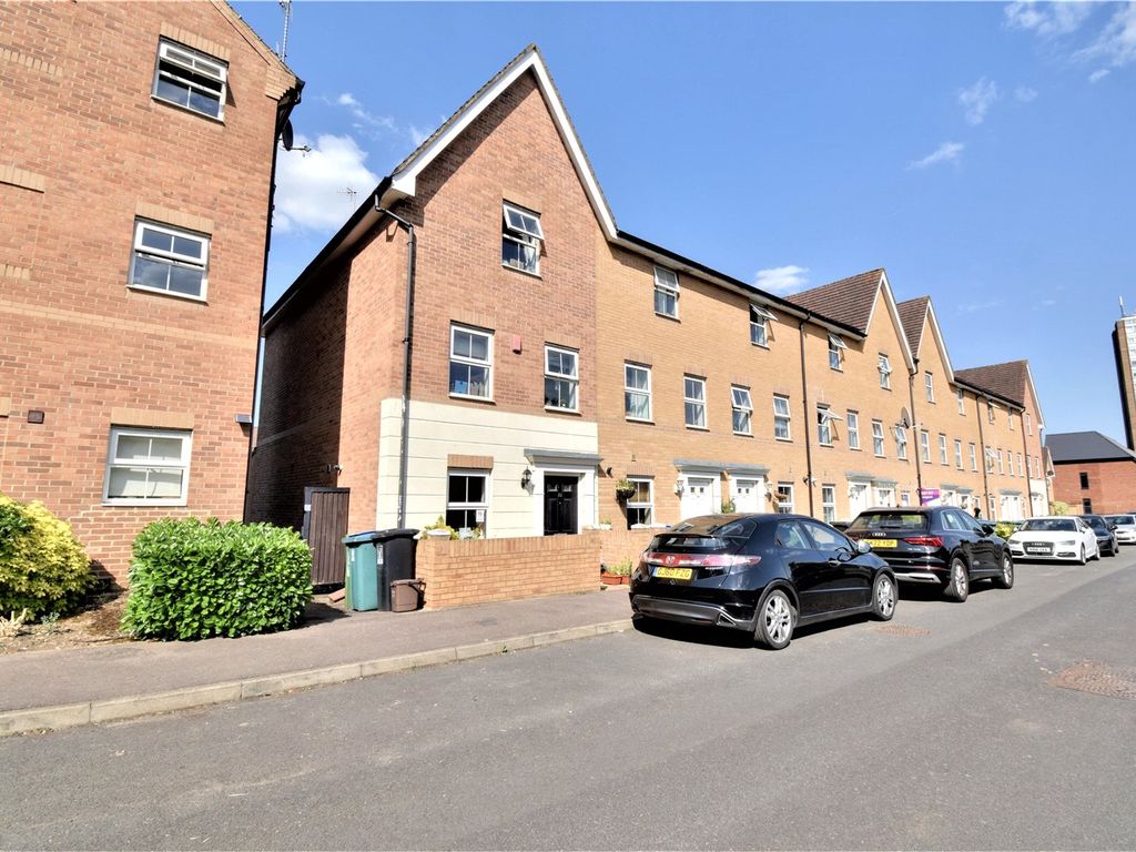 4 bed end terrace house for sale in The Meadows, Watford, Hertfordshire