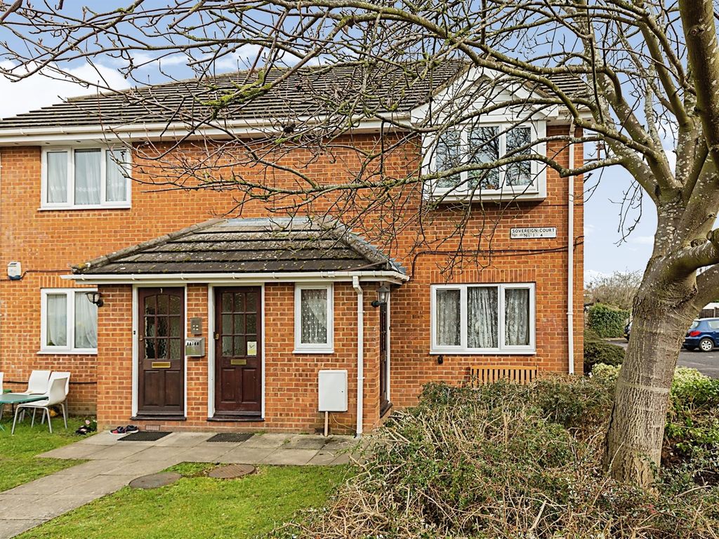 2 bed flat for sale in Willow Road, Aylesbury HP19, £170,000 Zoopla