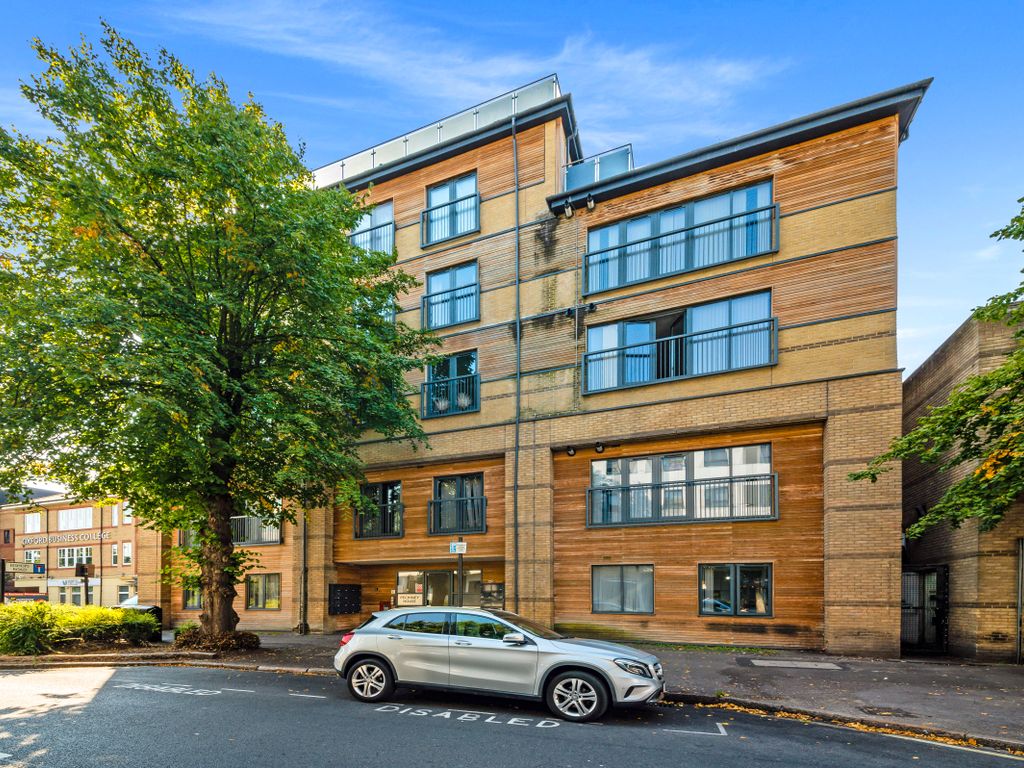 Studio to rent in Pechiney House, The Grove, Slough SL1, £1,000 pcm