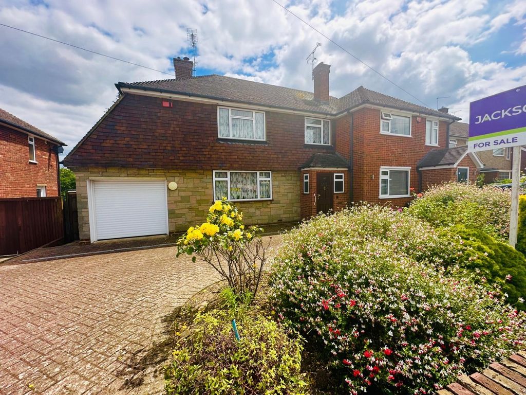 3 bed semidetached house for sale in Lonsdale Drive, Rainham