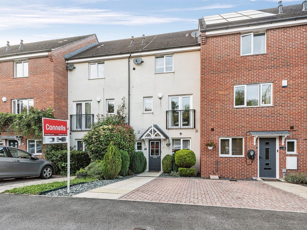4 bed town house for sale in Skippetts Gardens, Basingstoke RG21, £