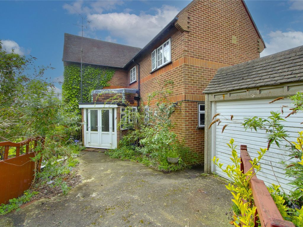 3 bed detached house for sale in Wolfe Road, Aldershot, Hampshire GU12