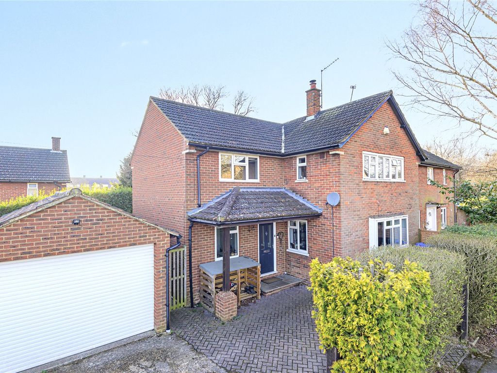 4 bed semidetached house for sale in Ash Road, Woking GU22 Zoopla
