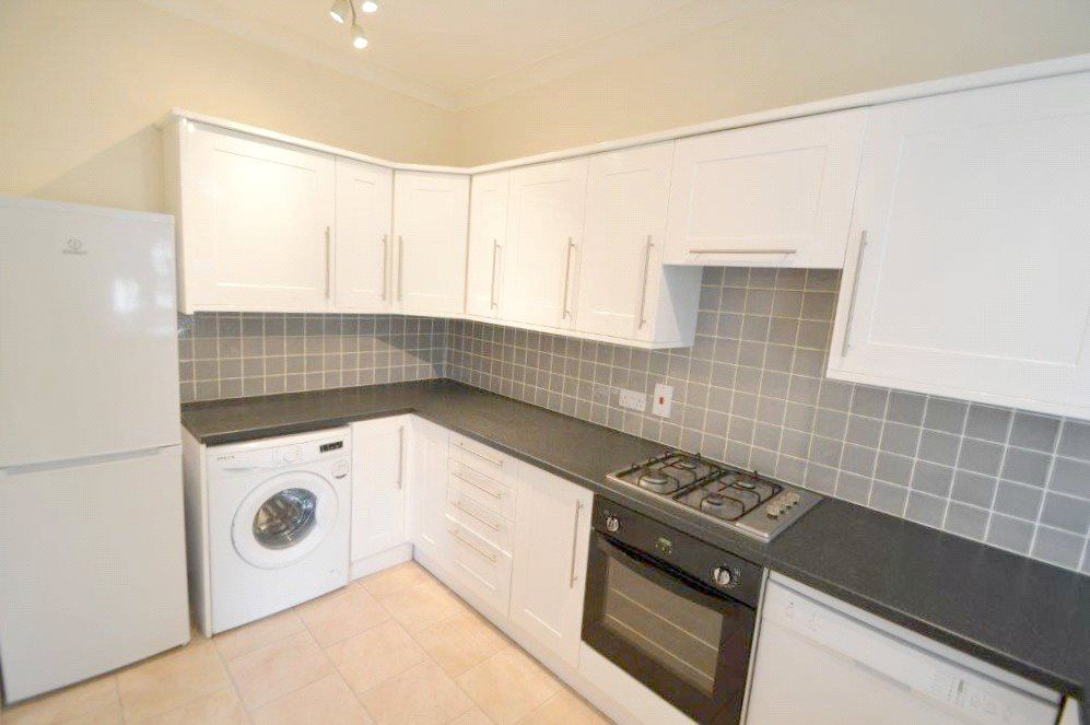 2 bed flat to rent in Mayfield Road, Sanderstead, South Croydon CR2, £