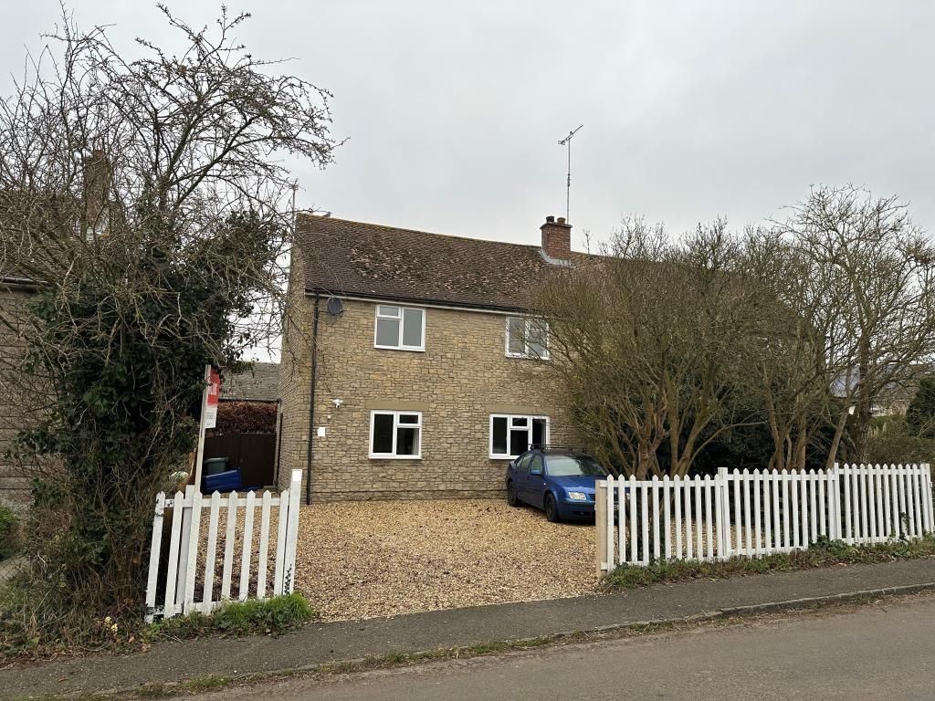 3 bed semidetached house to rent in The Green, Stoke Lyne OX27, £1,600