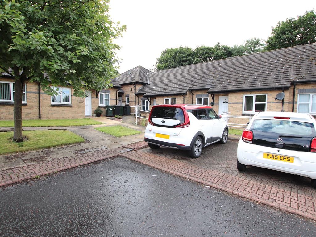 2 bed semidetached bungalow to rent in Farm Hill Road, Idle, Bradford