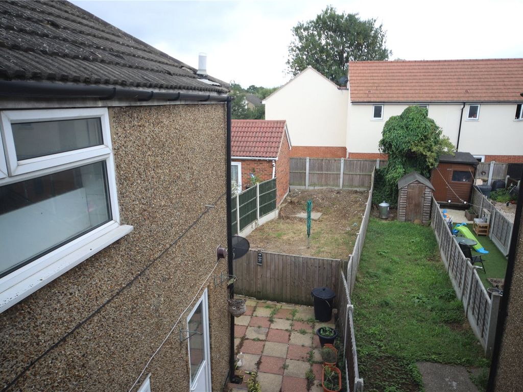 2 bed flat to rent in London Road, StanfordLeHope, Essex SS17, £1,300