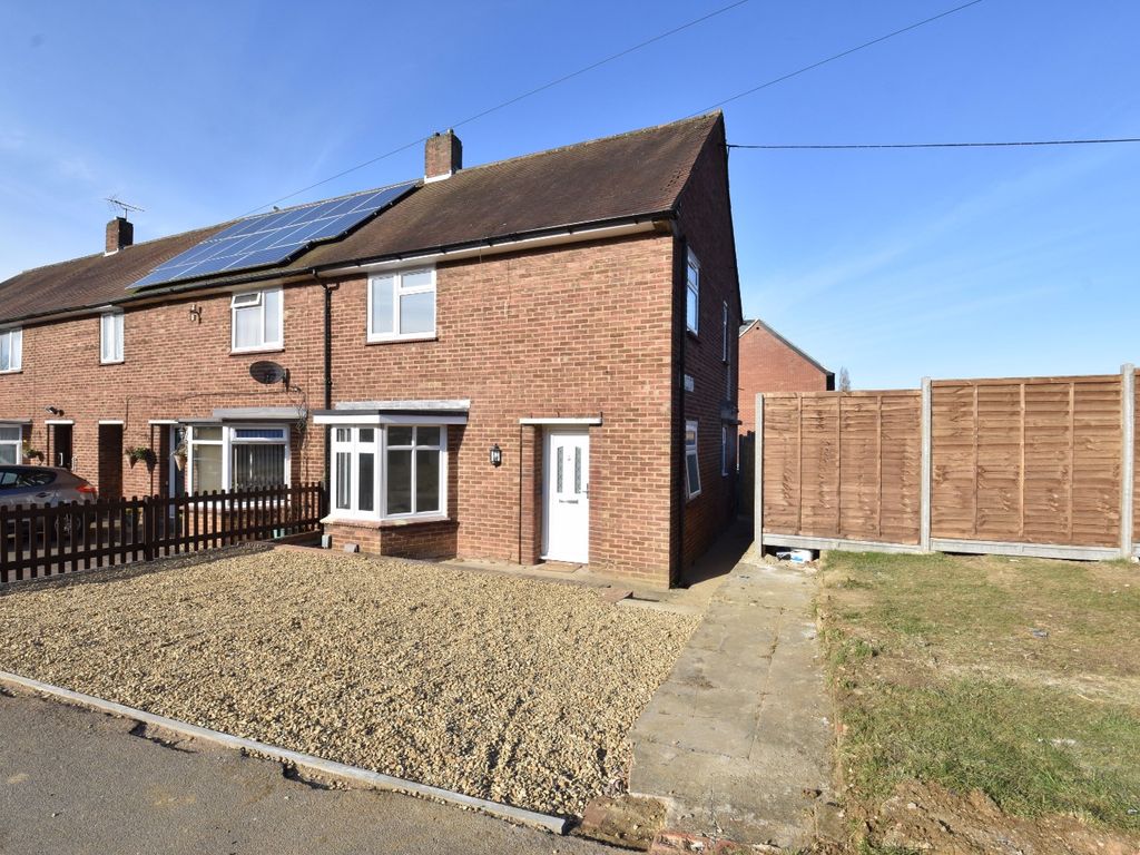 3 bed end terrace house for sale in Castlecroft Road, Luton