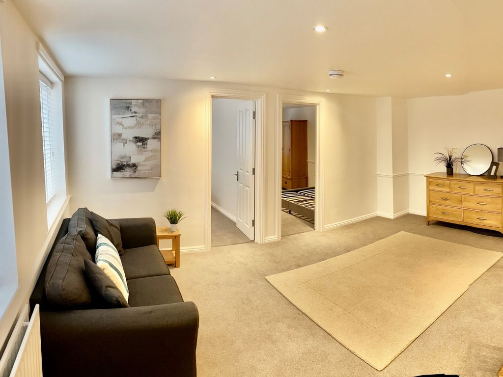 2 bed flat to rent in The Common, Cranleigh GU6 Zoopla