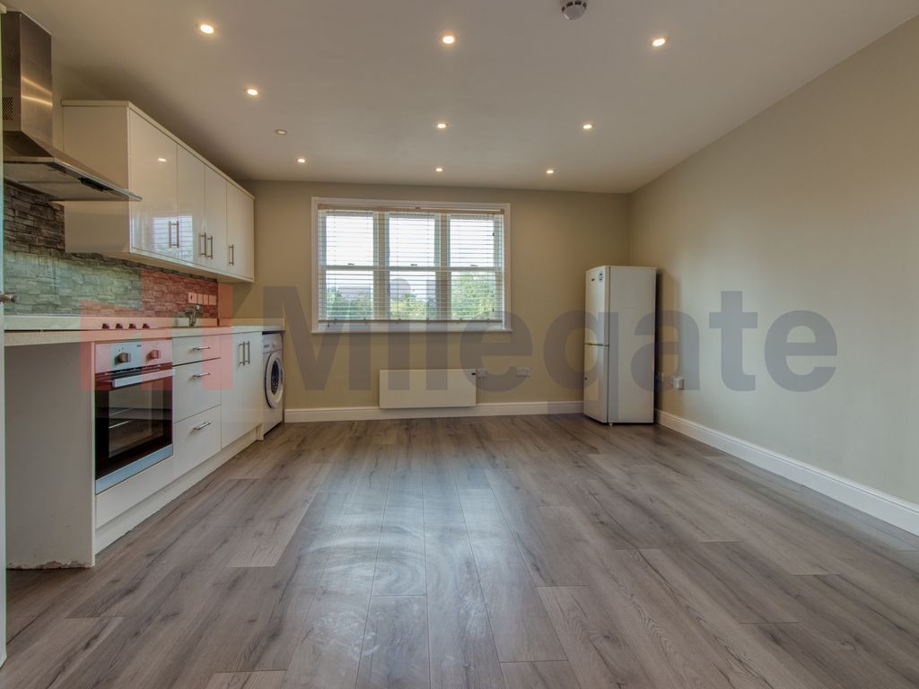 2 bed flat to rent in Arlingham Mews, Waltham Abbey EN9, £1,500 pcm