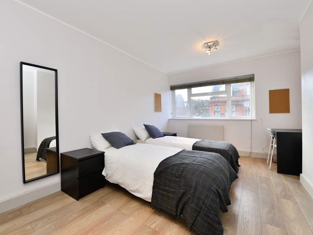 Room to rent in Room 1, Cricklewood Broadway, Kilburn, London NW2, £