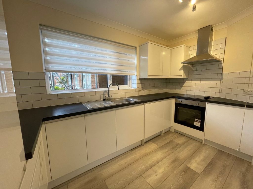 2 bed flat to rent in Lambs Close, Cuffley, Potters Bar EN6, £1,495 pcm