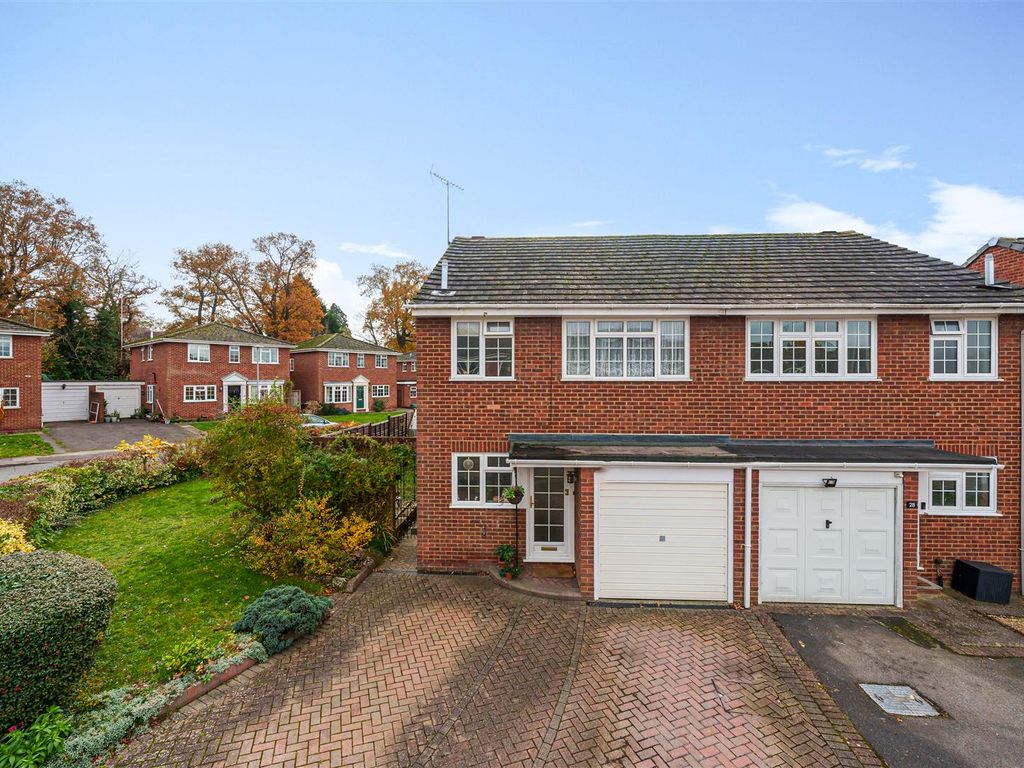 3 bed semidetached house for sale in Lenham Close, Winnersh, Berkshire