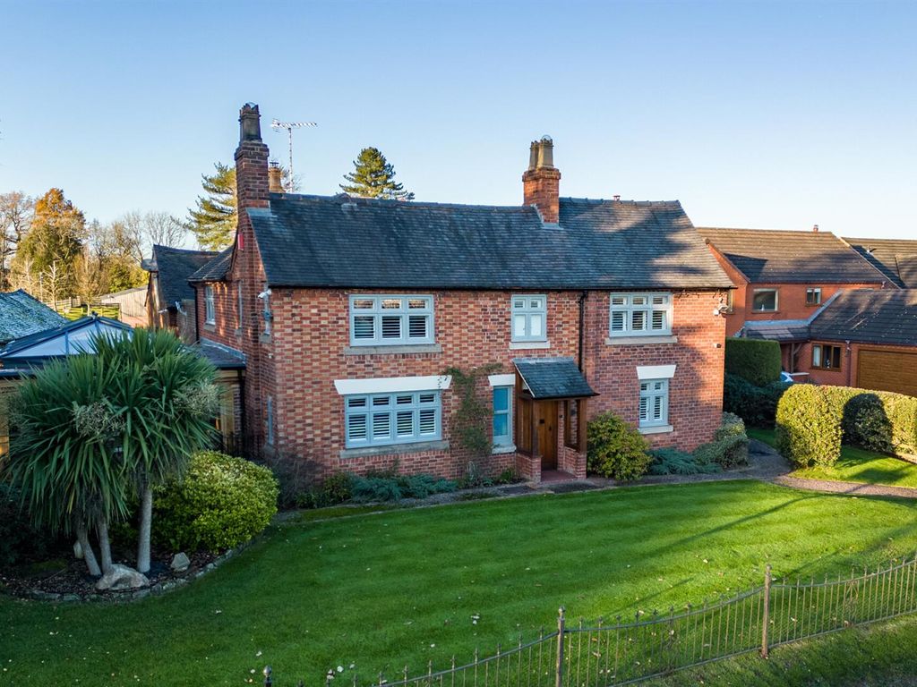 4 bed detached house for sale in Stafford Road, Uttoxeter
