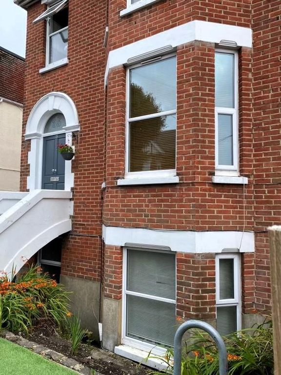 2 bed flat to rent in Westby Road, Bournemouth BH5, £1,000