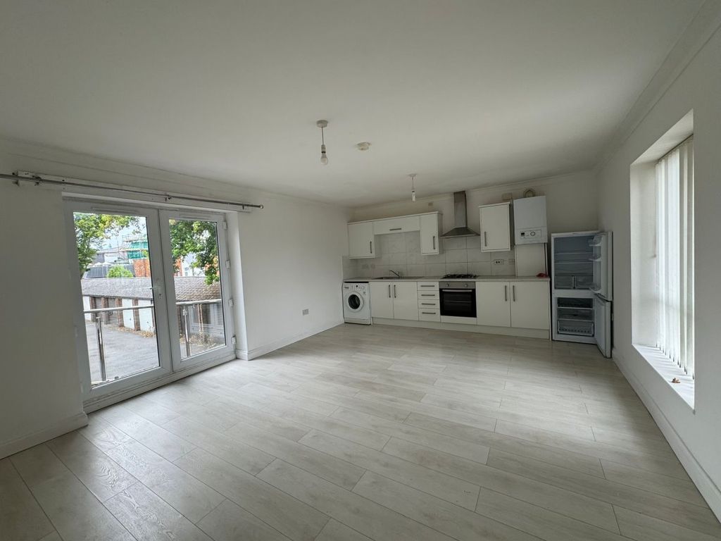 2 bed flat to rent in Jubilee Road, High HP11, £1,500 pcm Zoopla