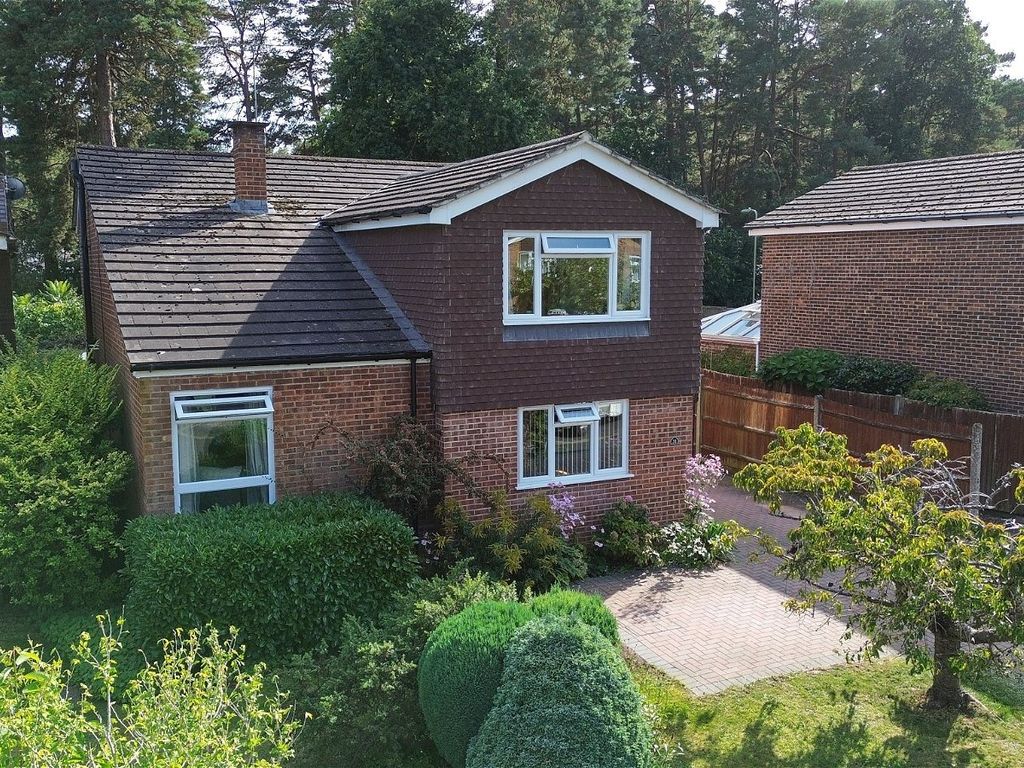 4 bed detached house for sale in Fir Tree Way, Fleet GU52, £635,000