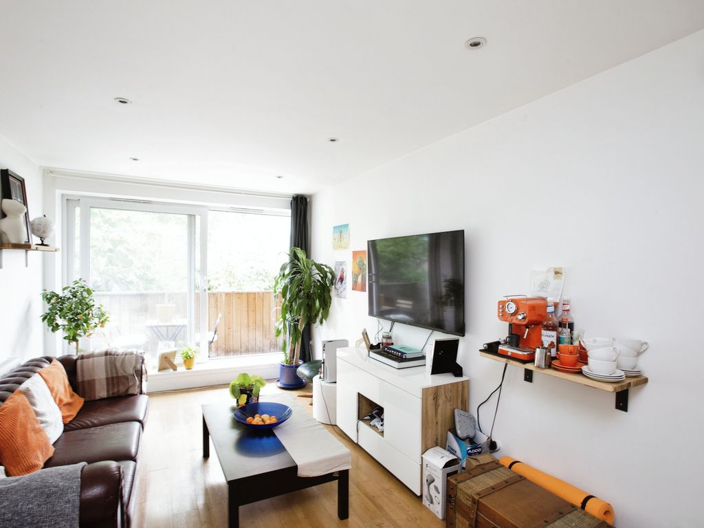 1 bed flat to rent in Raglan Court, Raglan Road, Walthamstow, London