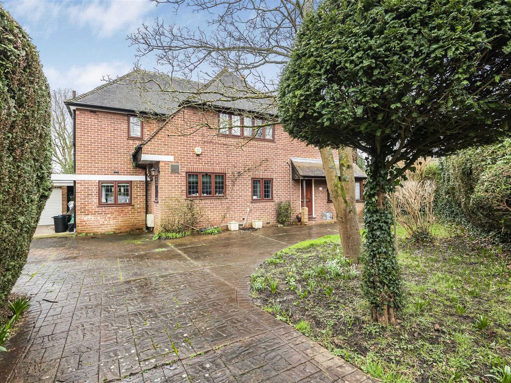 5 bed detached house for sale in Luckmore Drive, Earley, Reading RG6, £