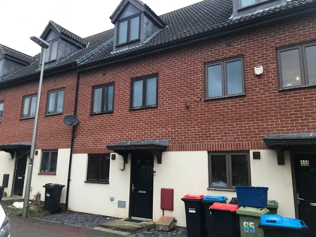 3 bed terraced house for sale in Oakworth Avenue, Broughton, Milton