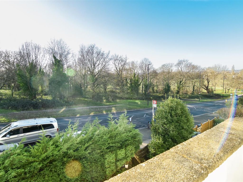 1 bed flat to rent in Streatham Common North, London SW16, £1,600 pcm